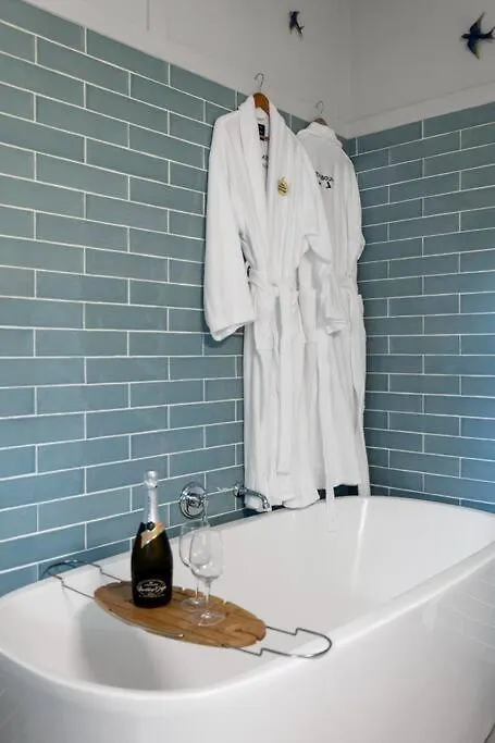 The Quince Cottage - 2 Bedrooms Ravensbourne 0*,  Australia